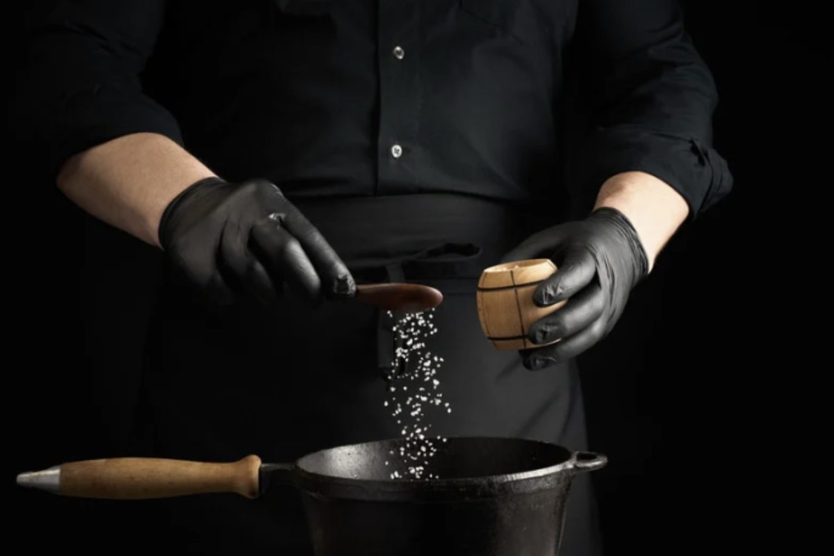 Il problema di un piano cottura sempre sporco è comune in molte case, soprattutto nel periodo natalizio quando la cucina diventa