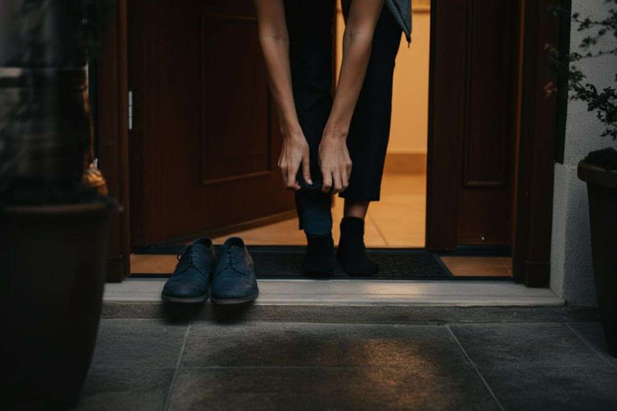 Togliere scarpe in casa