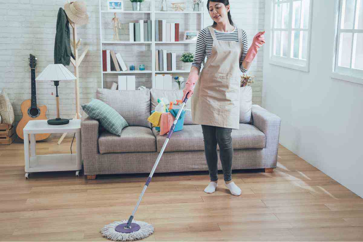 Pulire non basta, il pavimento resta un covo di germi, ecco il trucchetto
