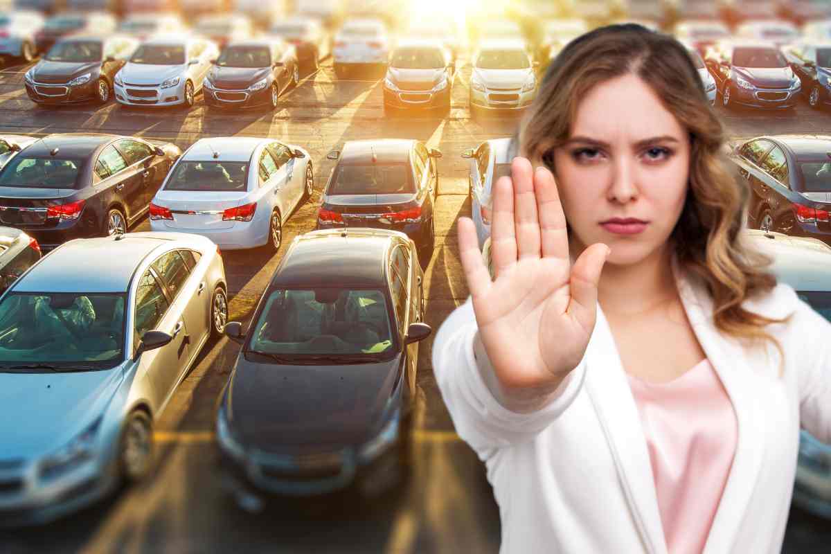 parcheggio auto donna gesto stop