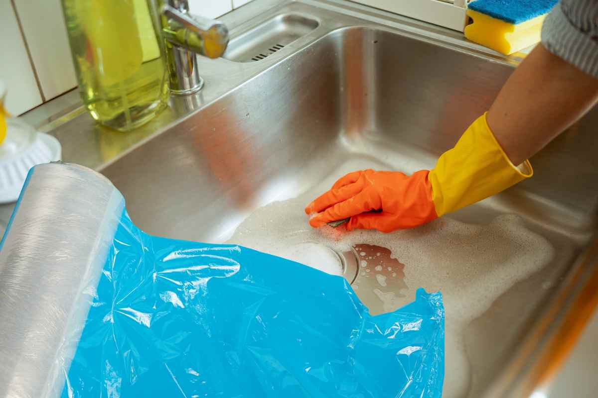 Perché mettono tutti la pellicola da cucina nel lavandino, i dettagli