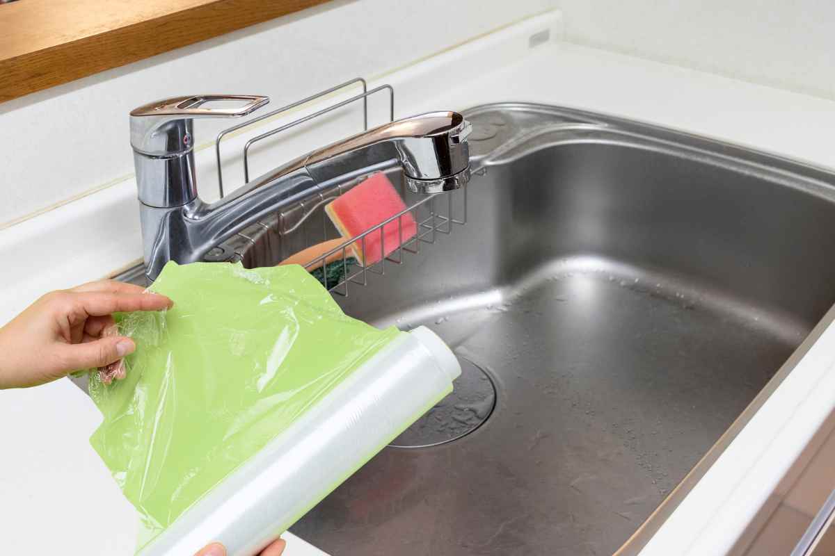 Perché mettono tutti la pellicola da cucina nel lavandino