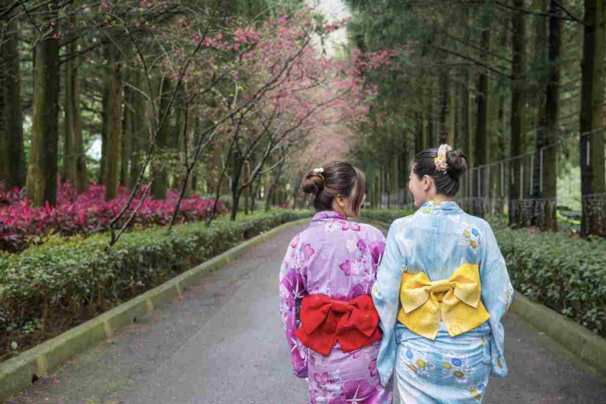 Questa pratica, che affonda le sue radici nelle tradizioni giapponesi, ha guadagnato popolarità grazie alla sua semplicità e ai benefici tangibili