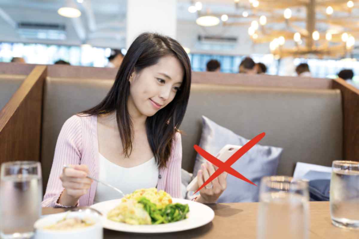 Questa nuova forma di digital detox si sta diffondendo rapidamente nei ristoranti di lusso e non solo, proponendo un ritorno a una convivialità