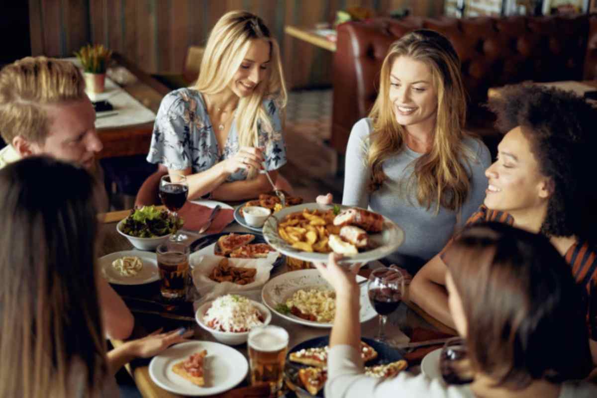 Nei centri urbani più dinamici come Milano, locali come Bar Frida e Ostello Bello organizzano eventi esclusivi in cui lo smartphone