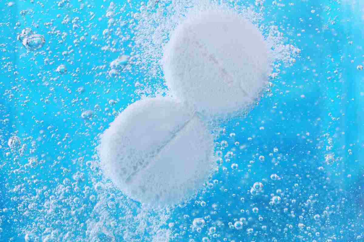 compresse effervescenti in lavatrice per capi bianchi