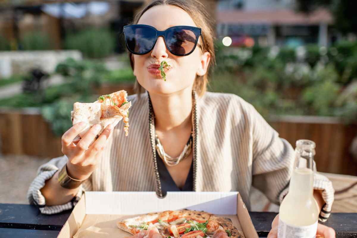La pizza si mangia con le mani o con le posate? Il galateo è chiarissimo, ecco la risposta