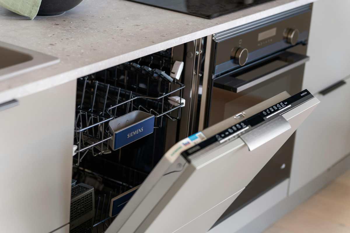 Lavastoviglie, se apri lo sportello dopo il segnale, stai sbagliando di grosso