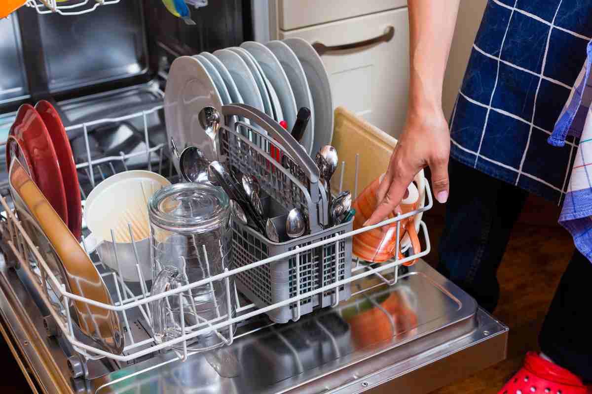 Lavastoviglie, se apri lo sportello dopo il segnale, stai sbagliando di grosso