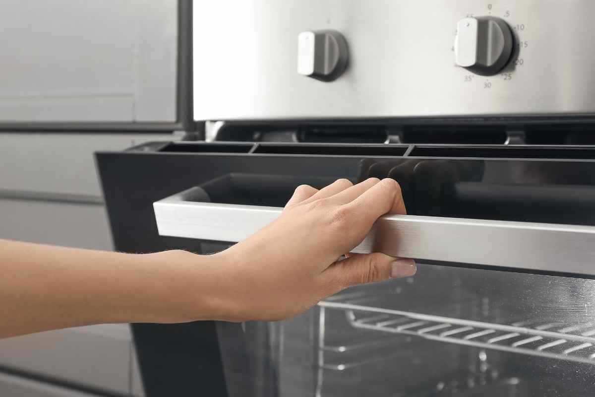 Se noti questo dettaglio quando apri il forno stai rischiando, tutti i dettagli