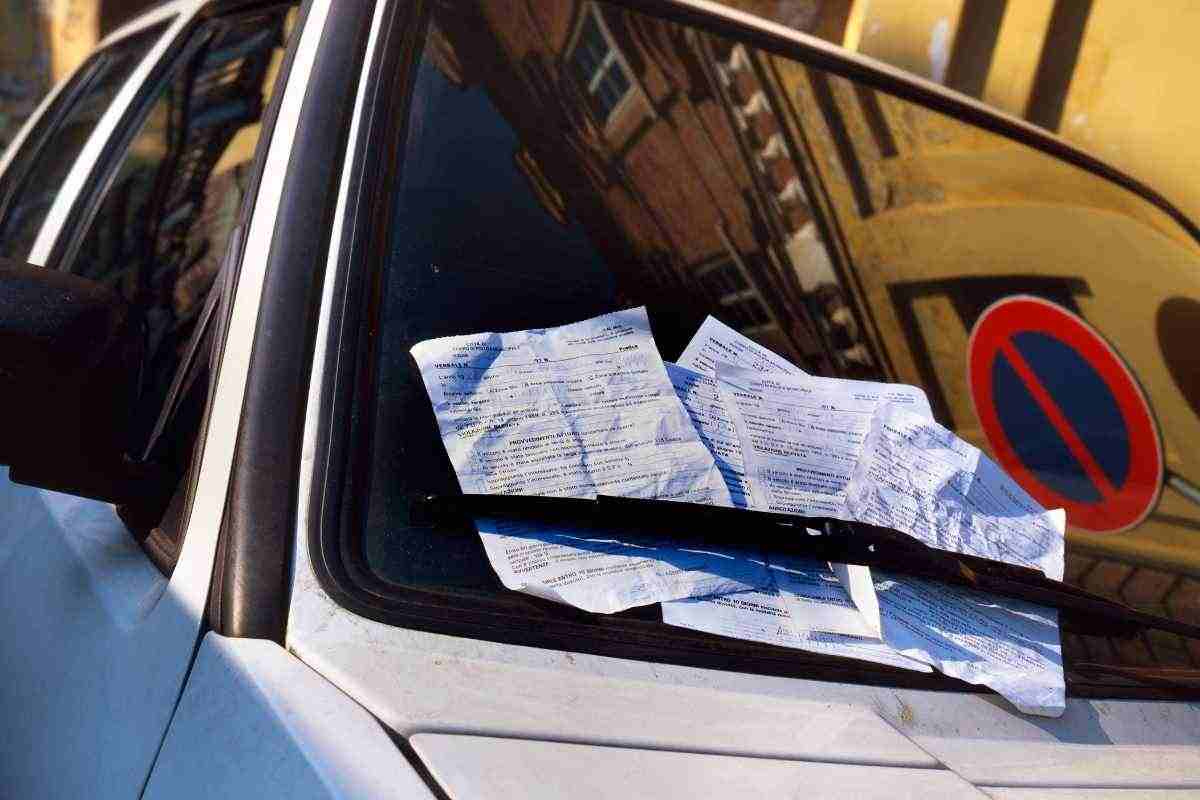 Un parcheggio del genere, anche nelle strisce, ti costa caro tutti i dettagli