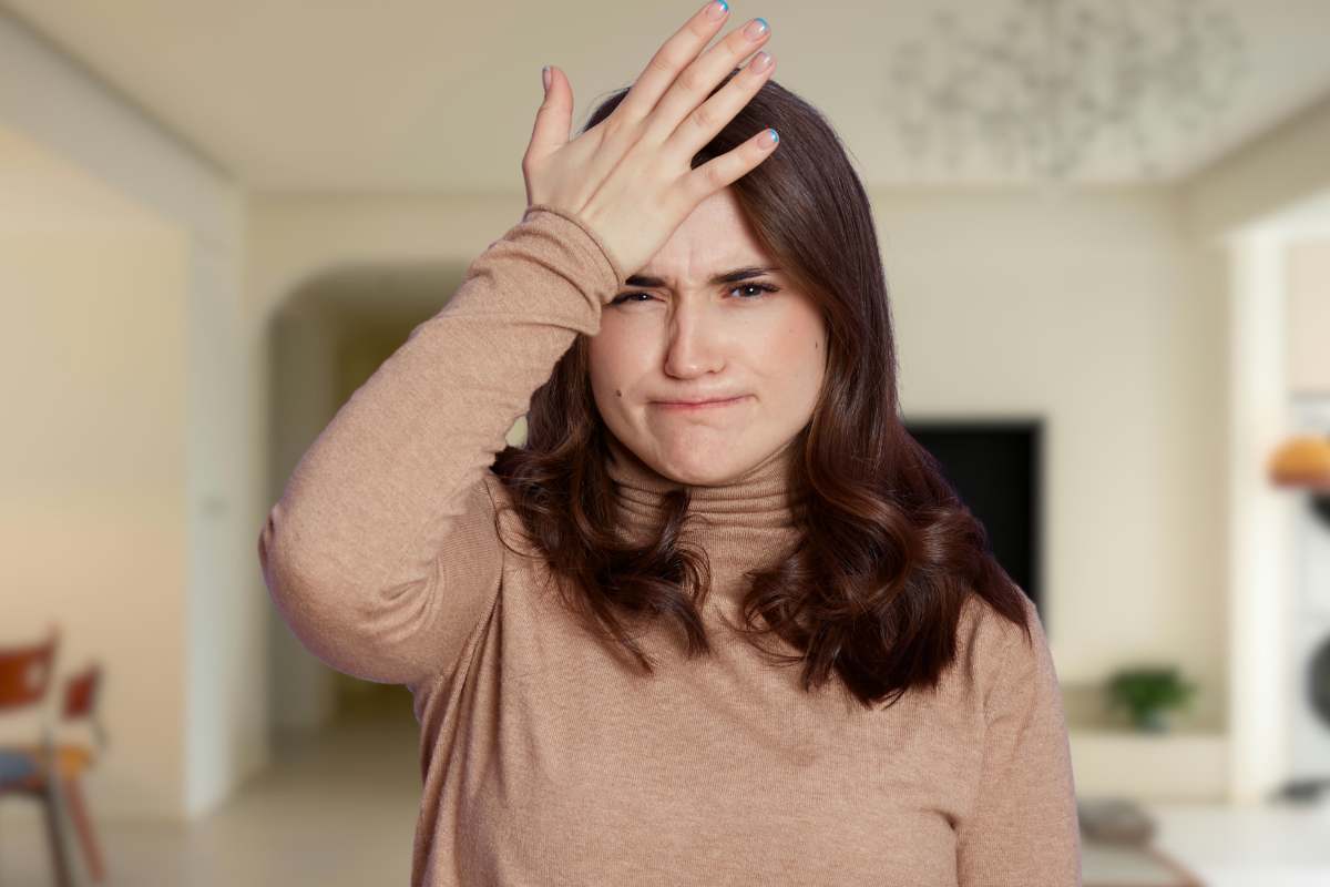 donna dimentica casa