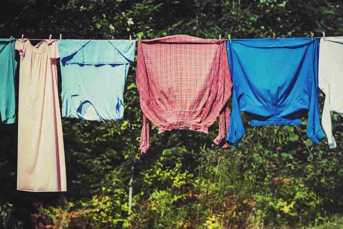 Vestiti da stendere in inverno, se hai poco spazio ecco cosa fare, tutti i dettagli