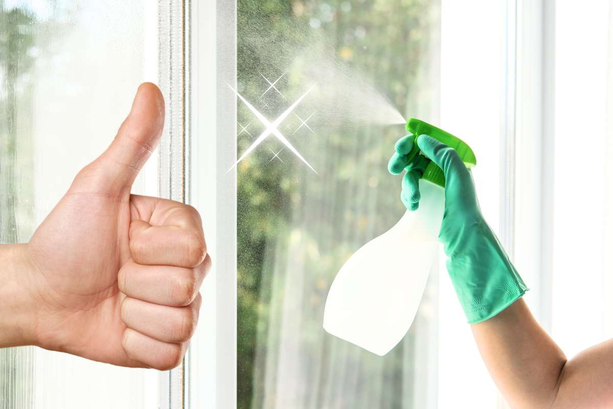 pulizia vetro brillante pollice su